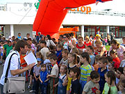Борис Прокопьев дает последние наставления участникам детского мини-марафона