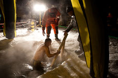 Спасатели МЧС помогали подняться из воды