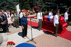 Сын погибшего  Анатолий Иванович Хворостухин поблагодарил руководителей и членов поискового отряда, а так же руководство города