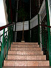 Лестница, ведущая на второй этаж ресторана