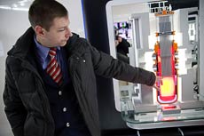 Заместитель начальника поезда Денис Алексеенков показывает стенд-макет экстренного охлаждения ядерного реактора