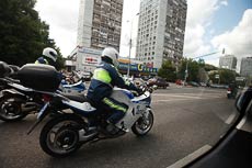 Нарушителей "отлавливают" инспекторы ДПС на мотоциклах