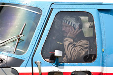 Вертолетом управляет Гарри Георков - чемпион мира по высшему пилотажу на вертолётах и неоднократный участник МАКС в Жуковском