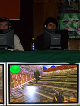 На плазменных панелях зрители могли наблюдать, что происходит на мониторе игрока