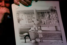 Мало кто может узнать в милом двухлетнем малыше Дениса Кулешова :) на фоне афиш "Электрона"