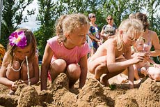 Эти девочки объединили усилия в постройке песочного замка. и в итоге заняли первое место