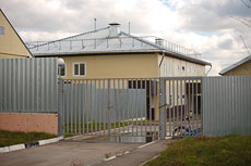 Приют находится рядом с бетонным заводом на Фирсановском шоссе