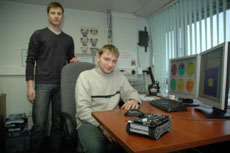 Дмитрий Карловский и Леонид Дорошенков работают над созданием нейро-компьютерного интерфейса. Команды для радиоуправляемой модели на столе могут считываться специальным оборудованием с коры головного мозга