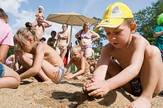 Дети строят из песка дом для морского владыки