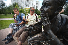 Этап у скульптуры Покровского: "Сколько рулонов находится в портфеле?"