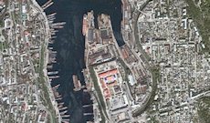 Когда "Цезарь Куников" в Севастополе, он находится по соседству с этими кораблями со снимка Google