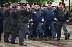 Пройдя строевым шагом перед командованием, милиционеры отправились на службу