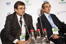 Заместитель генерального директора ЗИТЦ Владимир Леонтьев (слева) и вице-президент STMicroelectronics Алан Астье (справа)
