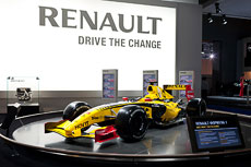 Renault F1 одного из прошлых сезонов, но в современной раскраске