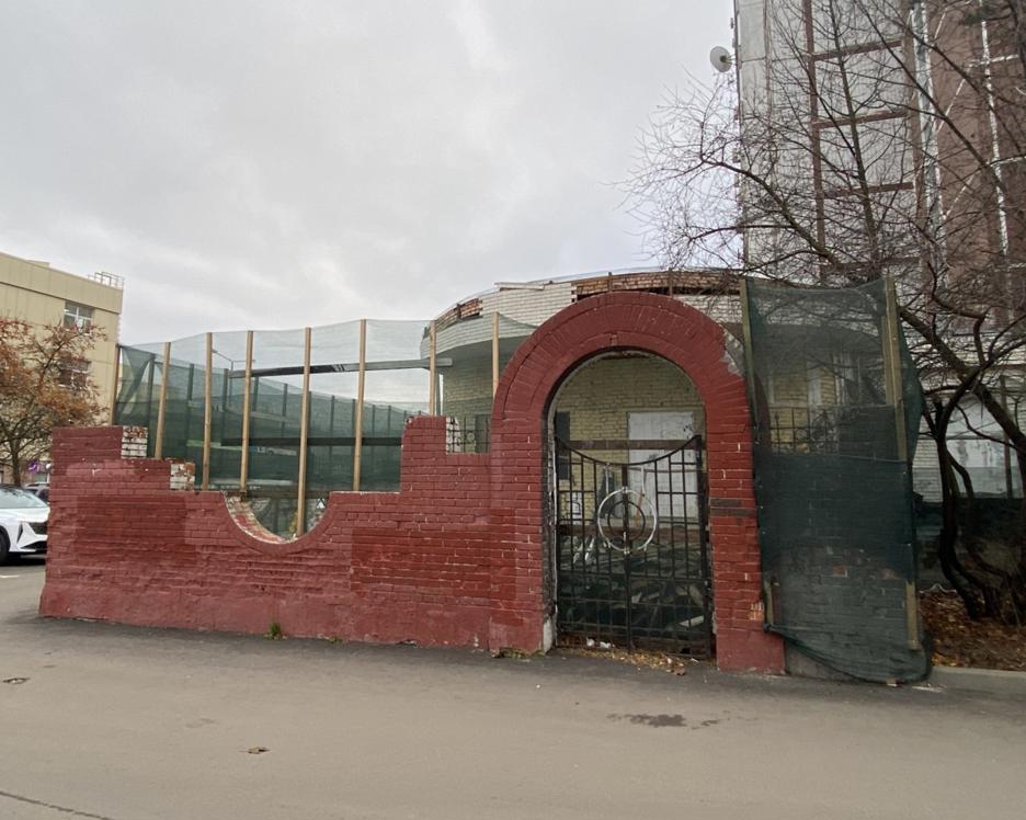 Начался ремонт заброшенного кафе в 16-м микрорайоне