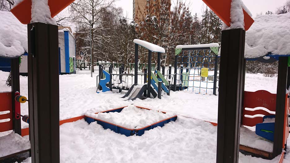 Зеленоград - Ответы - Как должны убирать детские площадки зимой. Что не так  в правилах для дворников и что с этим делать