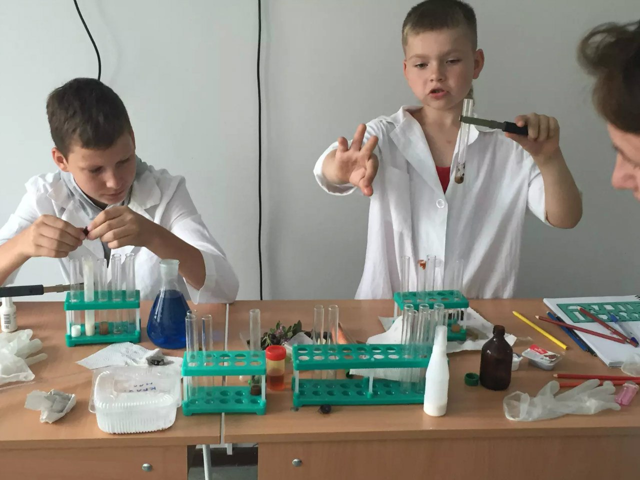 дети в учебных лабораториях. городская детская лаборатория. детская лаборатория. городская детская лаборатория. лаборатория детства.