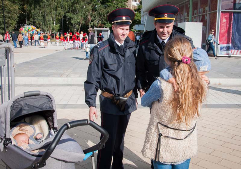 Дети любят зеленоград. Полицейский для детей. Детская полиция в России. Полицейские с родителями. Мама полицейский с ребенком.