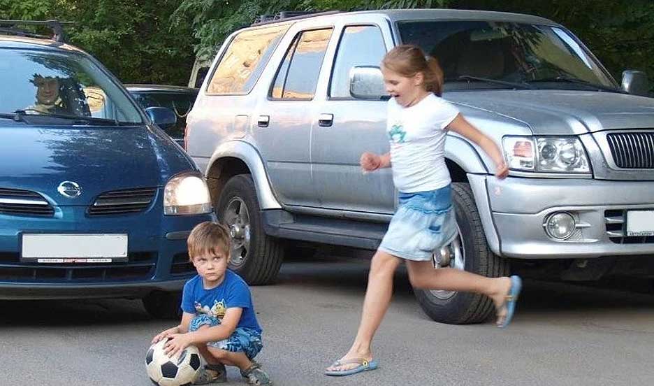 Почему машины родители. Дорожно-транспортные происшествия дети. Дети на дороге. Автомобиль и дети во дворе.