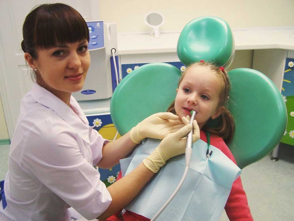 Зубной врач для детей. Ребенок у зубного. Детский зубной врач. Стоматология дети. Ребенок у зубного врача.