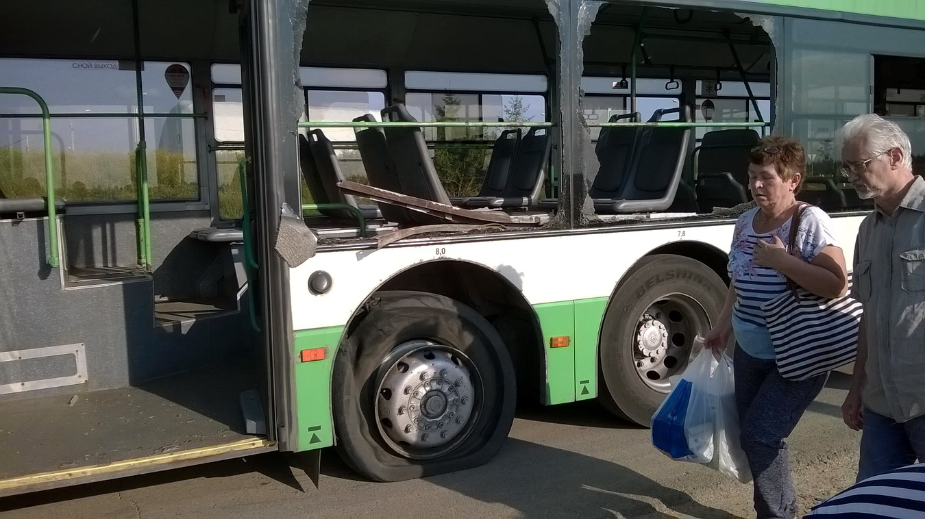 Можно колеса автобус. Яшин у автобуса. Колесо автобуса. Автобусные шины. Автобус шина разорвался.